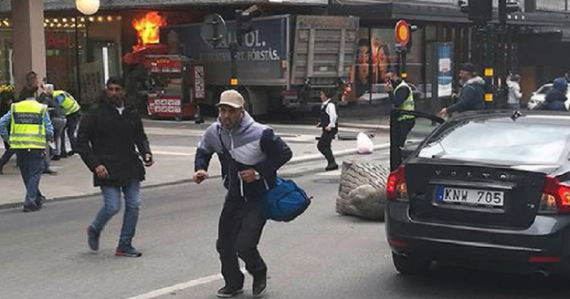 У Стокгольмі вантажівка в'їхала у натовп людей У Стокгольмі вантажівка в'їхала у натовп людей
