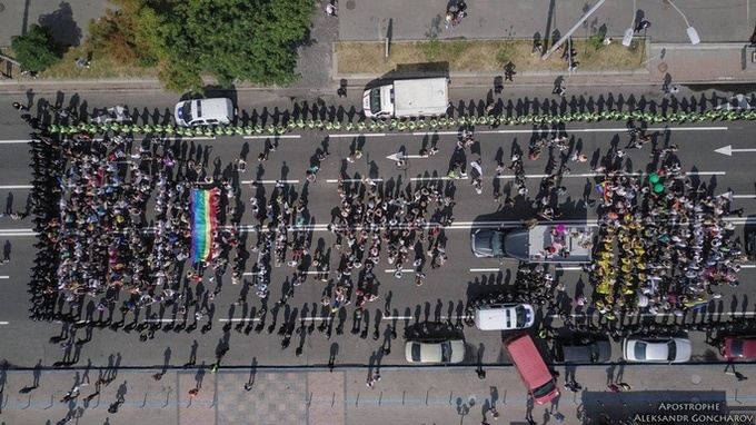 У Києві проходить Марш рівності, противники маршу не полишають спроб вчинити провокації (ТРАНСЛЯЦІЯ) У Києві проходить Марш рівності, противники маршу не полишають спроб вчинити провокації (ТРАНСЛЯЦІЯ)
