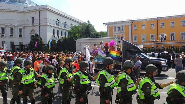 У Києві пройшов Марш рівності, маршрут змінили в останній момент, провокації не вдалися (ТРАНСЛЯЦІЯ) У Києві пройшов Марш рівності, маршрут змінили в останній момент, провокації не вдалися (ТРАНСЛЯЦІЯ)