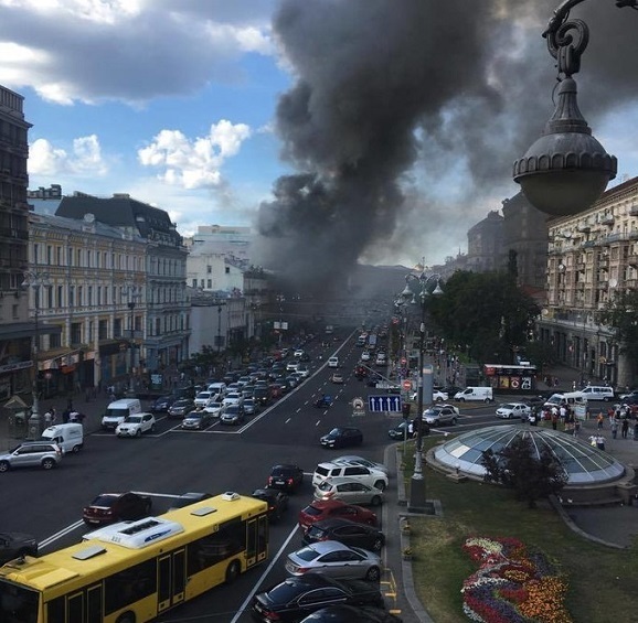 Пожежа на Хрещатику: горить будівля центрального гастроному Пожежа на Хрещатику: горить будівля центрального гастроному