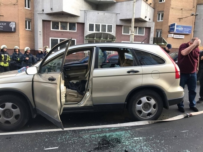 У центрі Києва вибухнув автомобіль з людьми (ОНОВЛЮЄТЬСЯ) У центрі Києва вибухнув автомобіль з людьми (ОНОВЛЮЄТЬСЯ)