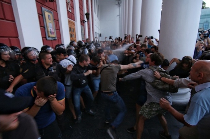 Пожежа в дитячому таборі: загинуло троє дітей, батьки штурмують мерію Одеси Пожежа в дитячому таборі: загинуло троє дітей, батьки штурмують мерію Одеси