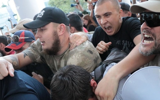 Пожежа в дитячому таборі: загинуло троє дітей, батьки штурмують мерію Одеси Пожежа в дитячому таборі: загинуло троє дітей, батьки штурмують мерію Одеси