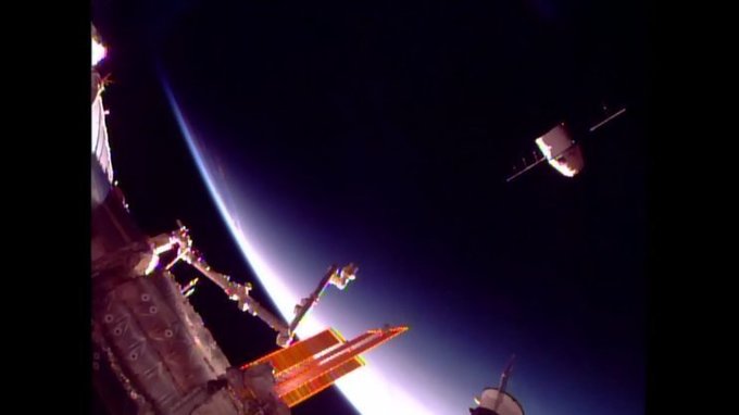 Космічний корабель Dragon від SpaceX після місяця в космосі успішно повернувся Космічний корабель Dragon від SpaceX після місяця в космосі успішно повернувся