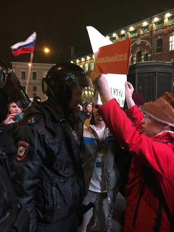 У Росії пройшли масові акції протесту в день народження Путіна, арештовано 271 учасника У Росії пройшли масові акції протесту в день народження Путіна, арештовано 271 учасника