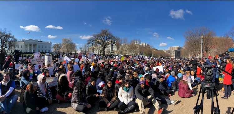 У США учні й студенти масово вийшли на вулиці, протестуючи проти вільного володіння зброєю У США учні й студенти масово вийшли на вулиці, протестуючи проти вільного володіння зброєю