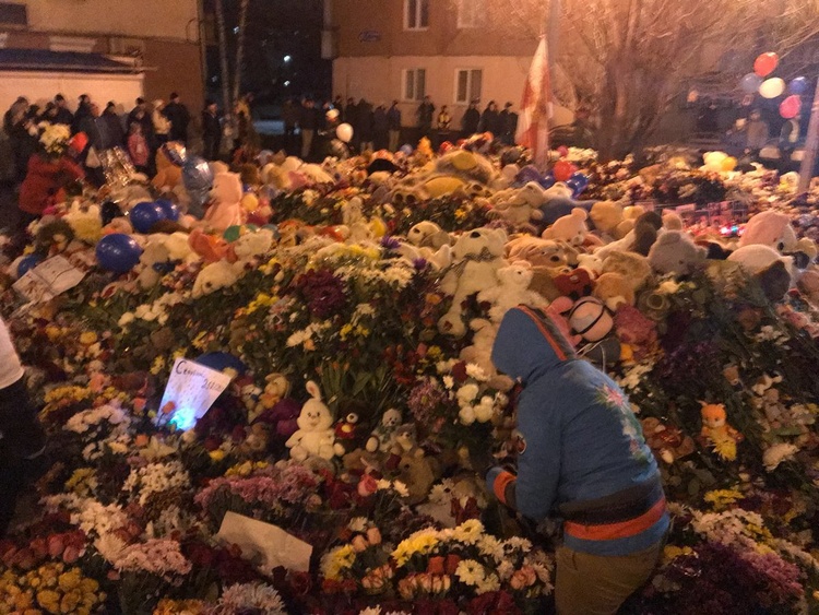 Люди не могли рятуватися через пожежні виходи з ТЦ в Кемерові, бо вони були заблоковані – СКР Люди не могли рятуватися через пожежні виходи з ТЦ в Кемерові, бо вони були заблоковані – СКР
