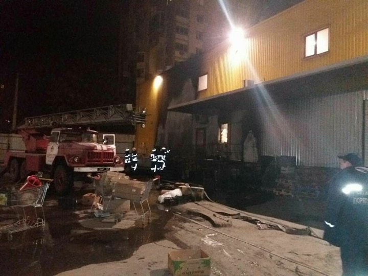 Пожежа: минулої ночі горів супермаркет у Запоріжжі Пожежа: минулої ночі горів супермаркет у Запоріжжі