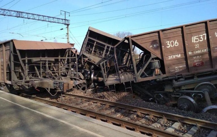 У Львівській області зійшли з рейок 10 вантажних вагонів, роботу залізниці заблоковано У Львівській області зійшли з рейок 10 вантажних вагонів, роботу залізниці заблоковано