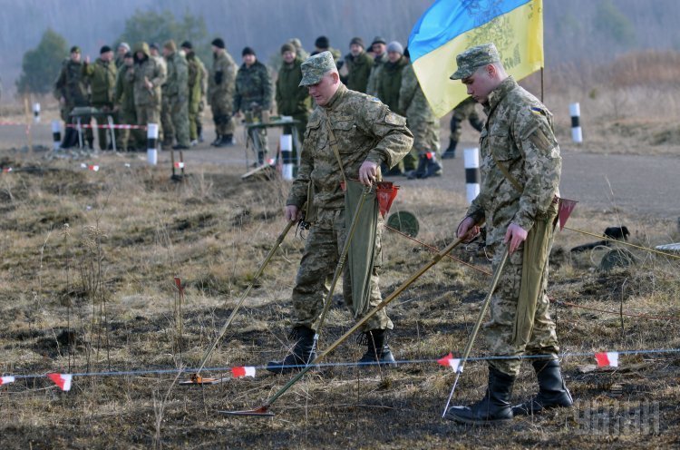 Смертоносні «квіти» війни: скільки коштуватиме розмінування Донбасу Смертоносні «квіти» війни: скільки коштуватиме розмінування Донбасу