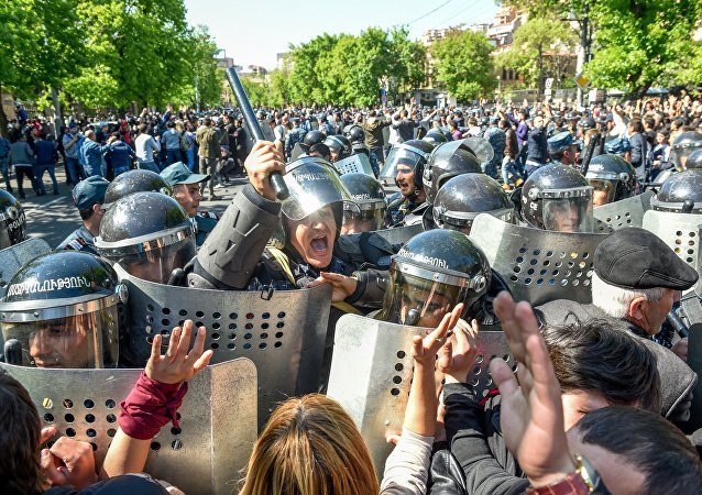 У Вірменії протестувальники перекривають центральні вулиці У Вірменії протестувальники перекривають центральні вулиці