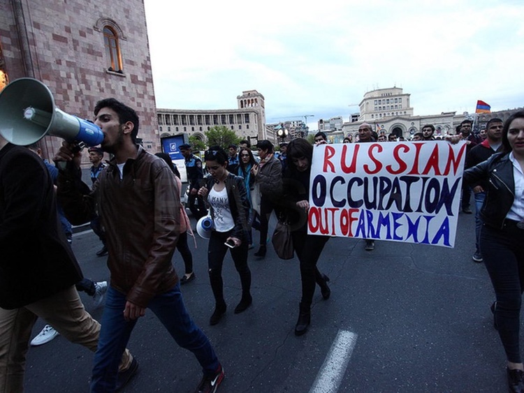 Протести в Єревані продовжуються: поліція затримала понад 100 людей Протести в Єревані продовжуються: поліція затримала понад 100 людей