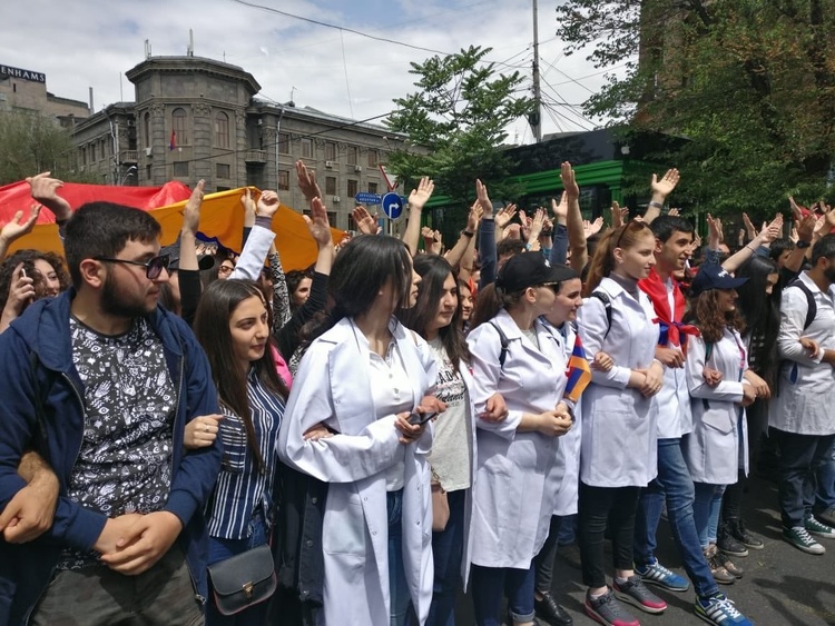 У Єревані сьогодні проходить масштабний мітинг (ФОТО) У Єревані сьогодні проходить масштабний мітинг (ФОТО)