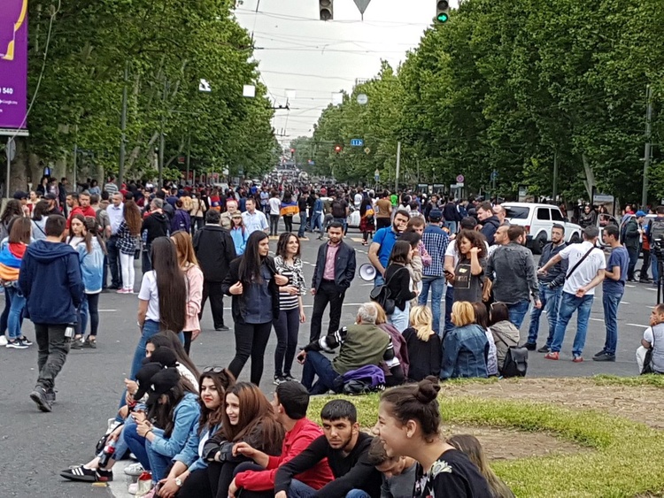 У Єревані сьогодні проходить масштабний мітинг (ФОТО) У Єревані сьогодні проходить масштабний мітинг (ФОТО)