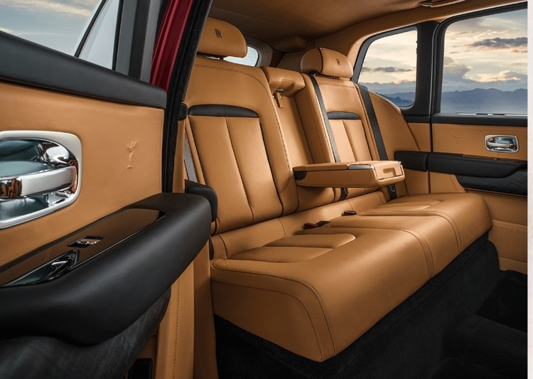 Rolls-Royce офіційно представив найрозкішніший позашляховик у світі Rolls-Royce офіційно представив найрозкішніший позашляховик у світі