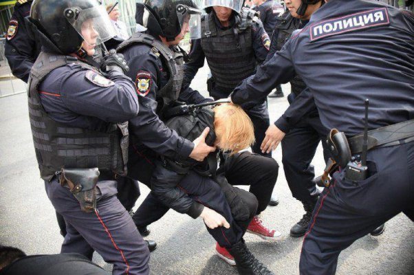На мітингу в Москві проти блокування Telegram десятки людей затримано за «неправильні» лозунги На мітингу в Москві проти блокування Telegram десятки людей затримано за «неправильні» лозунги