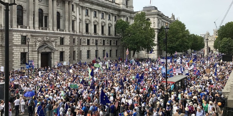 В Лондоні 100 тисяч людей вимагають провести другий референдум щодо Brexit В Лондоні 100 тисяч людей вимагають провести другий референдум щодо Brexit
