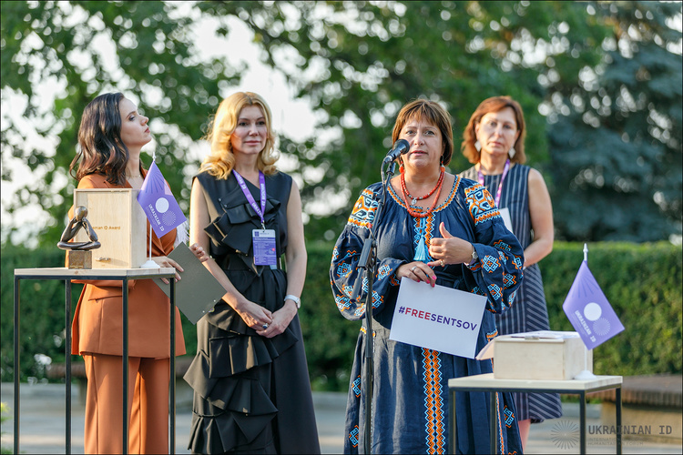 Першими лауреатами премії Ukrainian ID Awards стали Сенцов, Яресько та Бондаренко Першими лауреатами премії Ukrainian ID Awards стали Сенцов, Яресько та Бондаренко