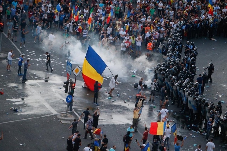 В Румунії проходять масштабні протести проти уряду, у сутичках постраждало 450 людей В Румунії проходять масштабні протести проти уряду, у сутичках постраждало 450 людей