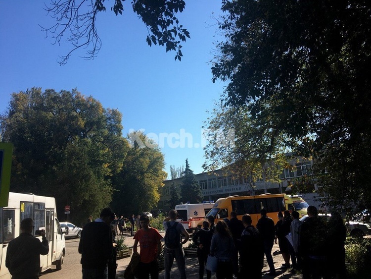 Вибух в Керченскому коледжі: 10 загиблих, не вистачає носилок, щоб виносити поранених (ФОТО, ВІДЕО) Вибух в Керченскому коледжі: 10 загиблих, не вистачає носилок, щоб виносити поранених (ФОТО, ВІДЕО)