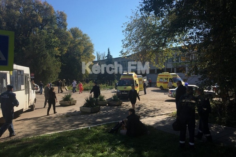 Вибух в Керченскому коледжі: 13 загиблих, не вистачає носилок, щоб виносити поранених (ФОТО, ВІДЕО) Вибух в Керченскому коледжі: 13 загиблих, не вистачає носилок, щоб виносити поранених (ФОТО, ВІДЕО)