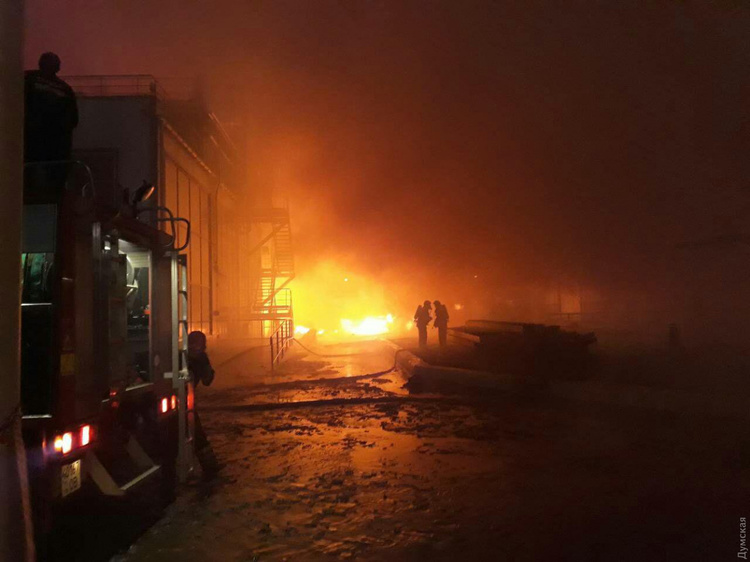 На Одещині горить маслопереробний завод «Дельта Вілмар» На Одещині горить маслопереробний завод «Дельта Вілмар»