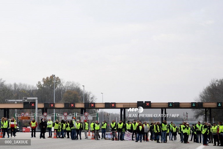 У Франції під час масових протестів проти зростання цін на пальне загинула людина У Франції під час масових протестів проти зростання цін на пальне загинула людина