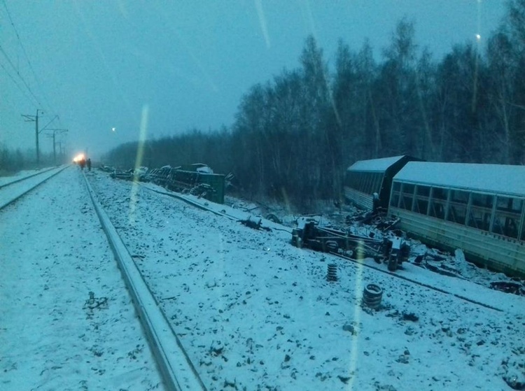 В Росії перекинувся поїзд, який перевозив військову техніку (ФОТО) В Росії перекинувся поїзд, який перевозив військову техніку (ФОТО)