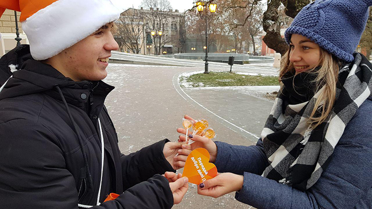Флешмоб «Передай добро далі» пройшов у День Святого Миколая в 4-х містах України Флешмоб «Передай добро далі» пройшов у День Святого Миколая в 4-х містах України