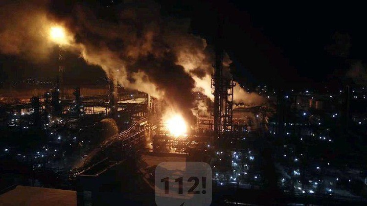 Пожежу на заводі «Карпатнафтохім» гасять вже 12 годин Пожежу на заводі «Карпатнафтохім» гасять вже 12 годин