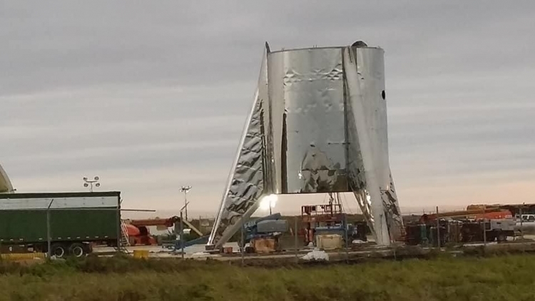 Корабель SpaceX упав і отримав пошкодження через сильний вітер у Техасі Корабель SpaceX упав і отримав пошкодження через сильний вітер у Техасі