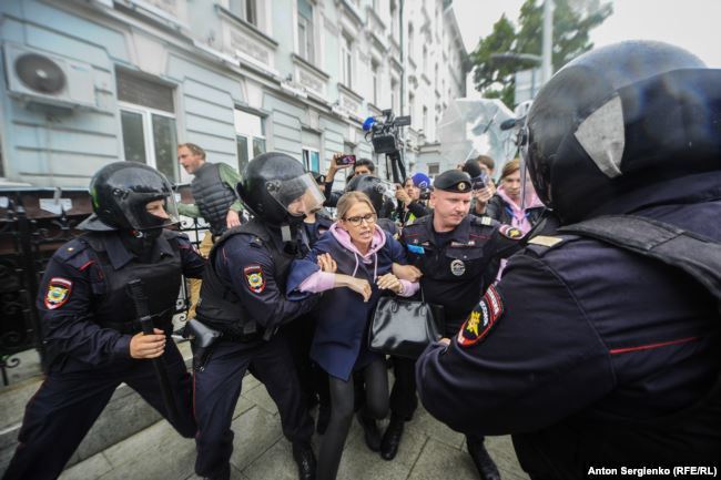 Протести в Росії: понад 800 затриманих та вимкнення інтернету в Москві майже на день Протести в Росії: понад 800 затриманих та вимкнення інтернету в Москві майже на день