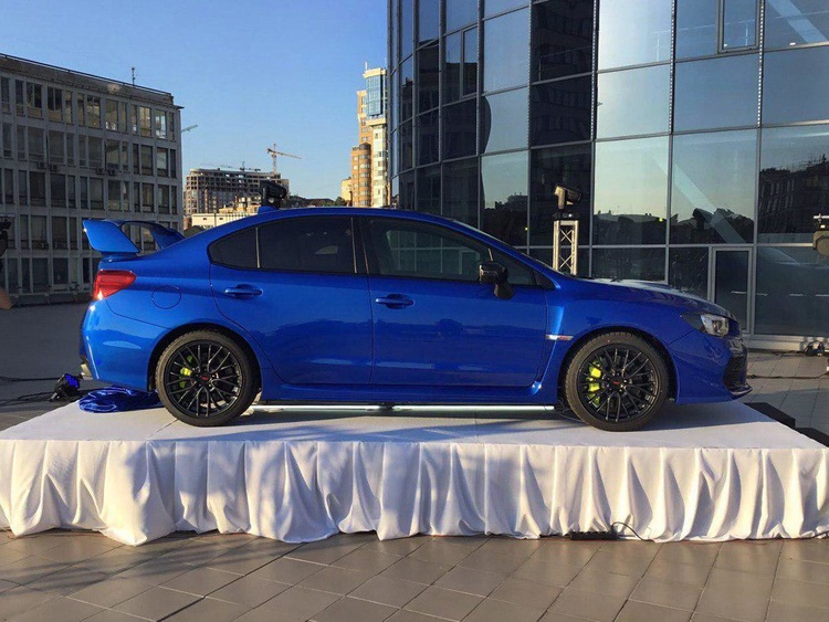 На даху київського ТРЦ презентували «найзлішу» Subaru На даху київського ТРЦ презентували «найзлішу» Subaru