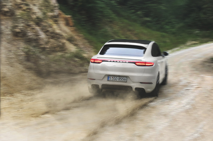 Porsche Cayenne Coupe: исправленному верить Porsche Cayenne Coupe: исправленному верить