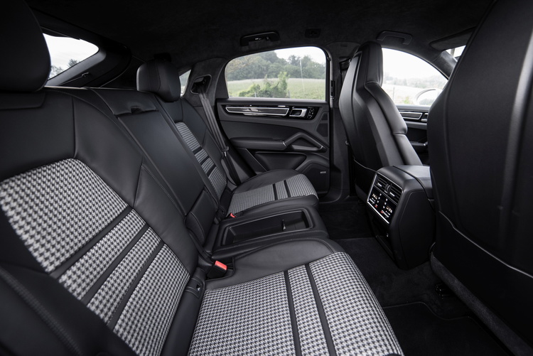 Porsche Cayenne Coupe: исправленному верить Porsche Cayenne Coupe: исправленному верить