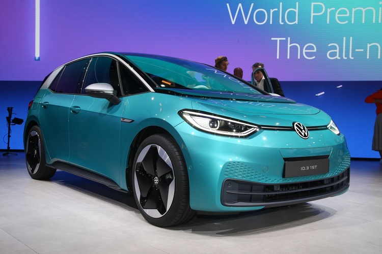 Новинки Франкфуртського автосалону: VW Golf здорової людини і «навіжений всюдихід» Land Rover Defender Новинки Франкфуртського автосалону: VW Golf здорової людини і «навіжений всюдихід» Land Rover Defender