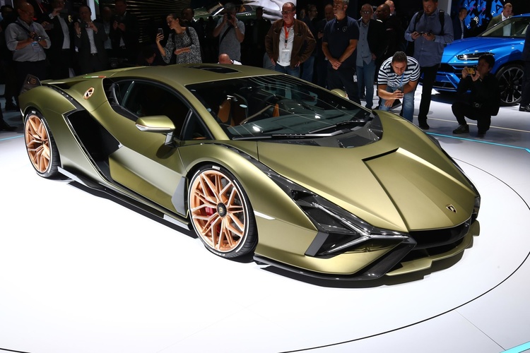Новинки Франкфуртского автосалона: самый изящный из AMG, первый «гибрид» от Lamborghini, «хрустальный» BMW и тонкий троллинг от Nissan Juke Новинки Франкфуртского автосалона: самый изящный из AMG, первый «гибрид» от Lamborghini, «хрустальный» BMW и тонкий троллинг от Nissan Juke