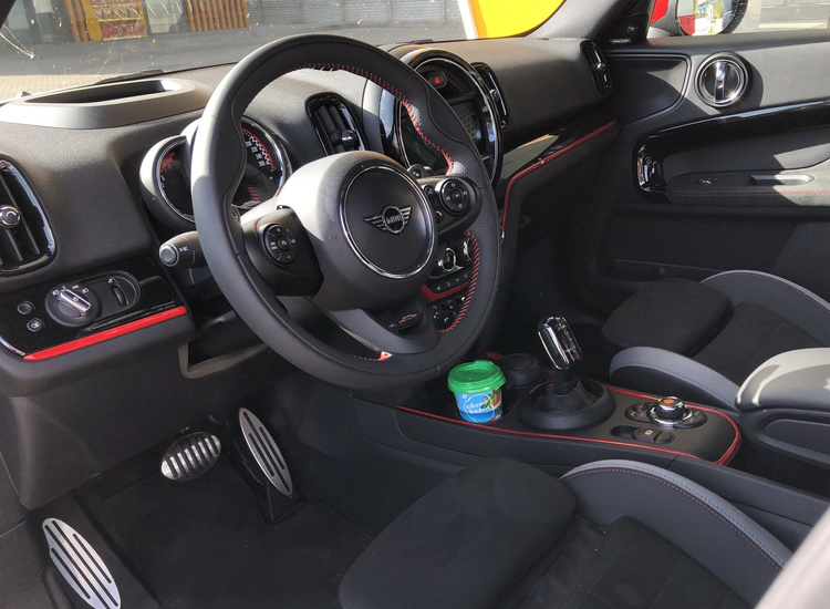 Тест-драйв Mini JCW Countryman: как британцам удалось «подковать блоху» Тест-драйв Mini JCW Countryman: как британцам удалось «подковать блоху»
