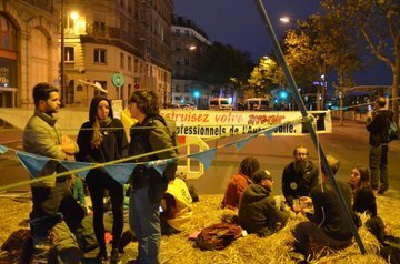 Екоактивісти блокують рух у 60 містах світу, щоб привернути увагу до екології, понад 300 затриманих Екоактивісти блокують рух у 60 містах світу, щоб привернути увагу до екології, понад 300 затриманих
