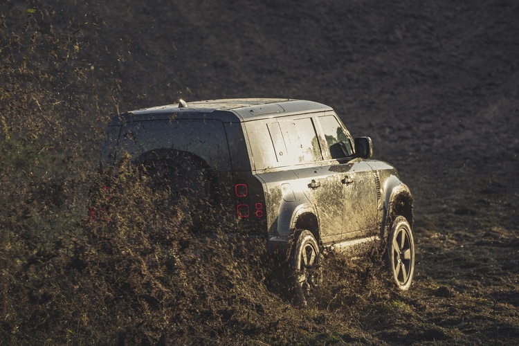 Дідуганам тут не місце: чим здивував оновлений Land Rover Defender Дідуганам тут не місце: чим здивував оновлений Land Rover Defender