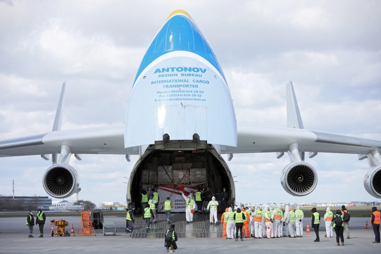 У Варшаву прилетів український Ан-225 «Мрія» – літак привіз медикаменти У Варшаву прилетів український Ан-225 «Мрія» – літак привіз медикаменти