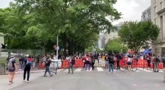 Протестувальники в Вашингтоні створили автономну зону поруч із Білим домом Протестувальники в Вашингтоні створили автономну зону поруч із Білим домом
