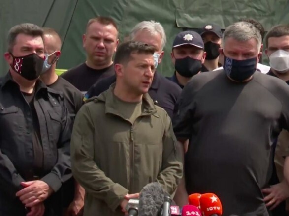 Поблизу лінії фронту вирує лісова пожежа Поблизу лінії фронту вирує лісова пожежа