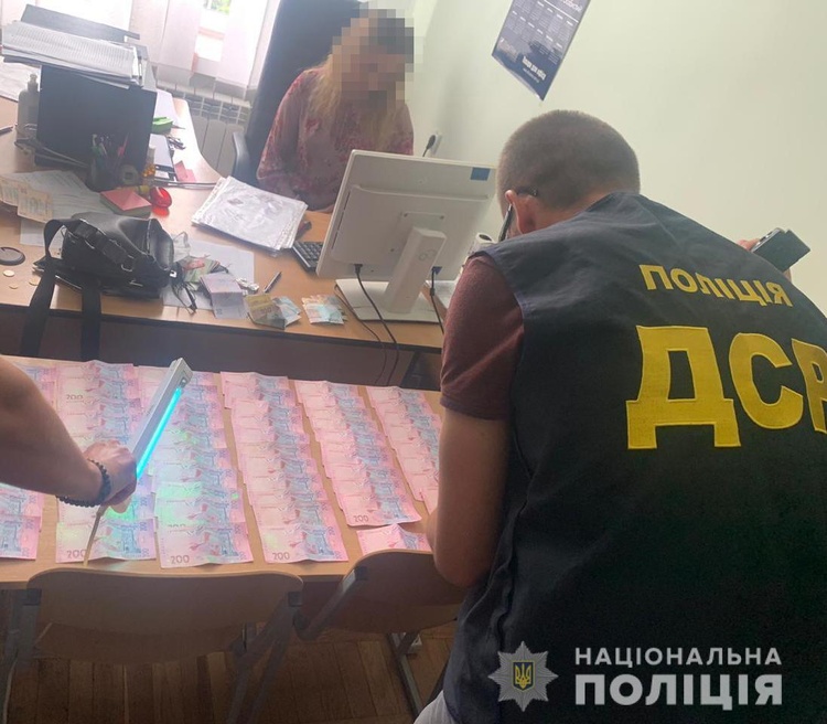 За два дні правоохоронці спіймали на хабарях дев’ять посадовців За два дні правоохоронці спіймали на хабарях дев’ять посадовців