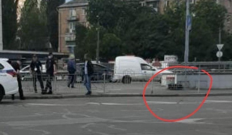 У Києві біля метро «Вокзальна» та на площі Космонавтів знайшли підозрілі валізи У Києві біля метро «Вокзальна» та на площі Космонавтів знайшли підозрілі валізи