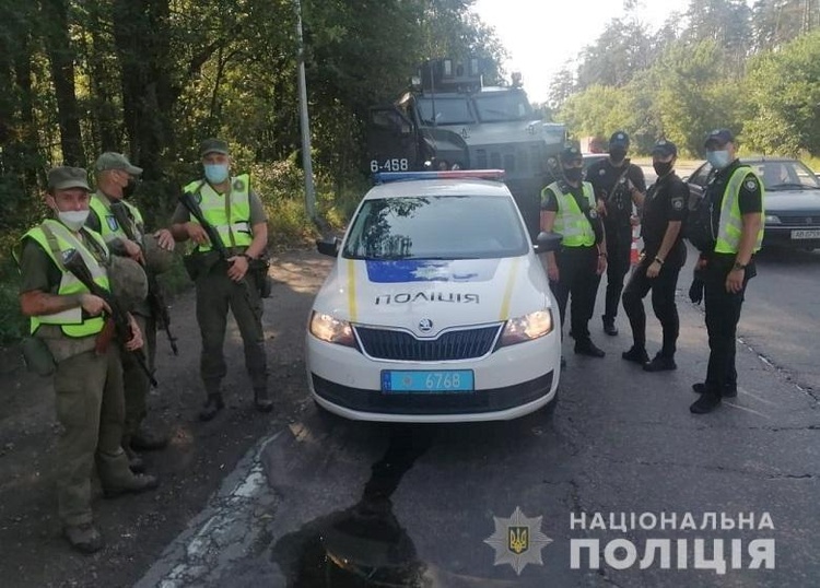 У Києві біля метро «Вокзальна» та на площі Космонавтів знайшли підозрілі валізи У Києві біля метро «Вокзальна» та на площі Космонавтів знайшли підозрілі валізи