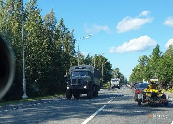 Росіяни помітили колону автозаків без номерів, що прямуює до кордону з Білоруссю Росіяни помітили колону автозаків без номерів, що прямуює до кордону з Білоруссю
