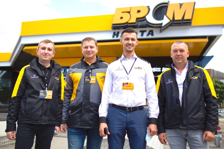 На АЗК «БРСМ-Нафта» топ-менджмент заправляв авто та спілкувався з клієнтами На АЗК «БРСМ-Нафта» топ-менджмент заправляв авто та спілкувався з клієнтами