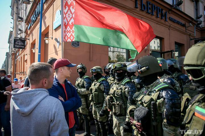 У Мінську – «Марш миру»: люди рухаються в центр, оточений силовиками У Мінську – «Марш миру»: люди рухаються в центр, оточений силовиками