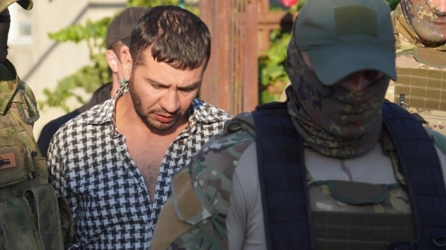 Окупанти знову прийшли з обшуками до кримських татар, четверо затриманих Окупанти знову прийшли з обшуками до кримських татар, четверо затриманих